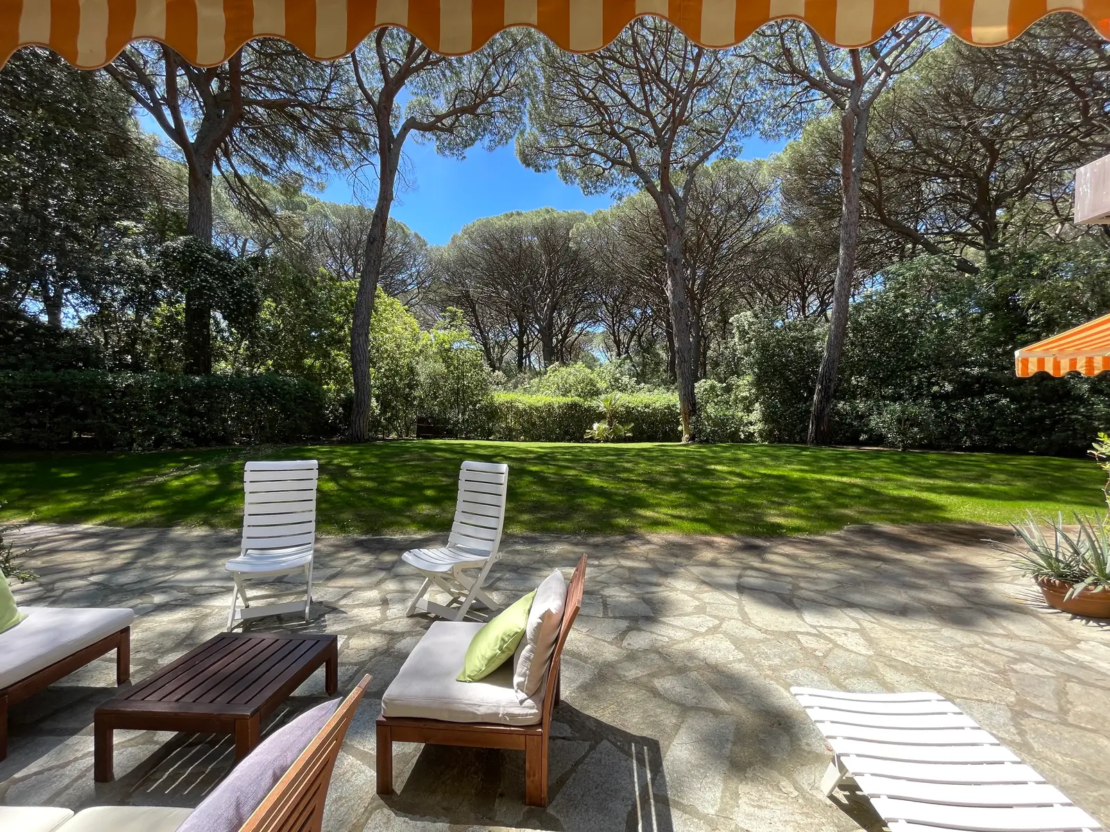 Patio con poltrone e griglia