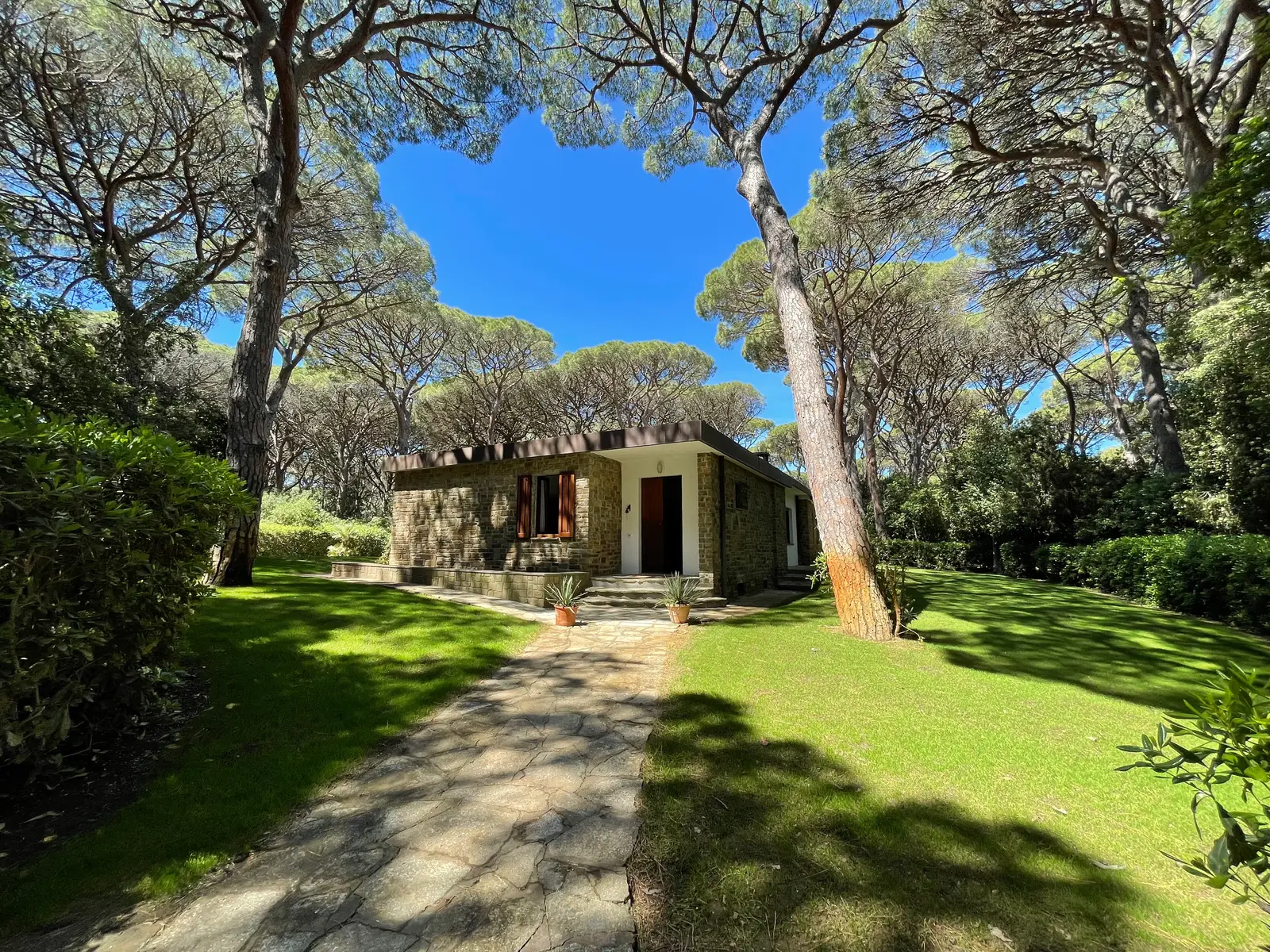 Lato esterno con ingresso della villa