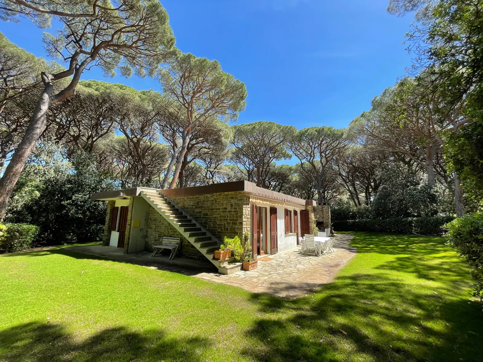 Lato sinistro della casa con doccia esterna