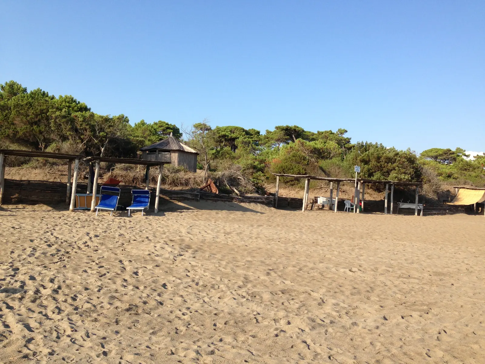 Spiaggia privata con tettoia e lettini